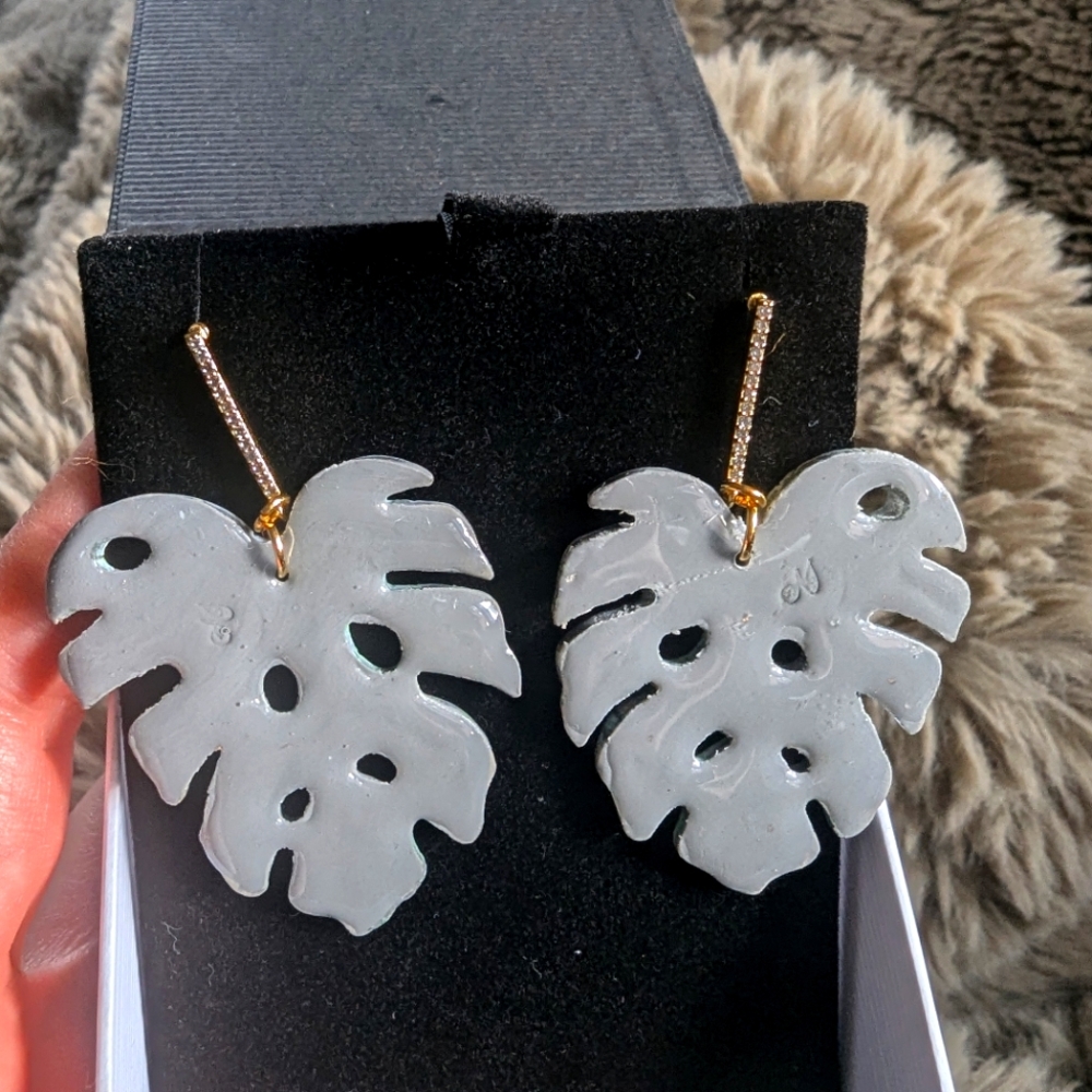 🌿 Ana J Handmade Polymer Clay Monstera Earrings - Picture 4 of 5